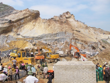 16 nạn nhân thiệt mạng, đội cứu hộ tăng cường tìm kiếm - 1