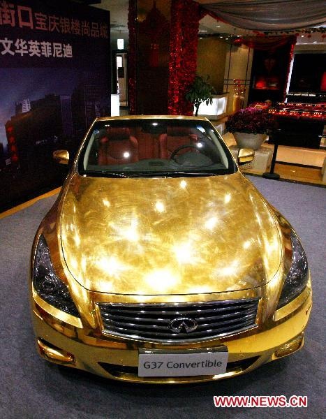 "Ngất ngây" trước chiếc xe hơi dát vàng ở Trung Quốc - 4