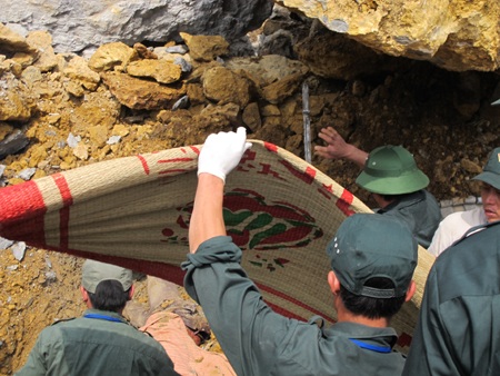 Tìm thấy 12 thi thể trong vụ sập mỏ đá - 4