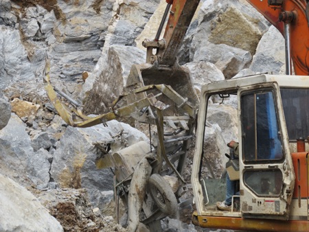 Tìm thấy 12 thi thể trong vụ sập mỏ đá - 7