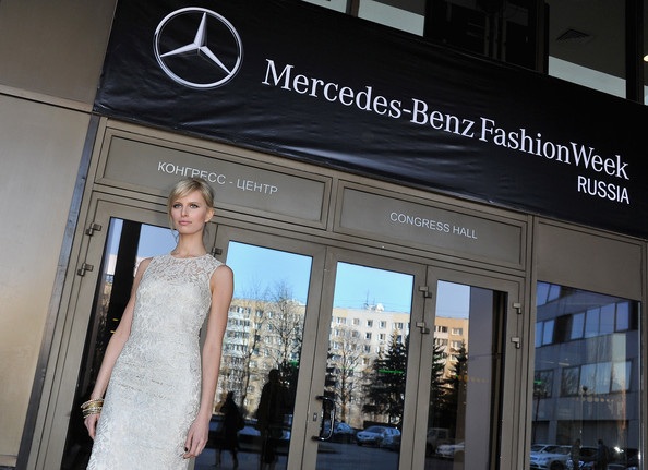 Karolina Kurkova khoe sắc bên xe sang - 15