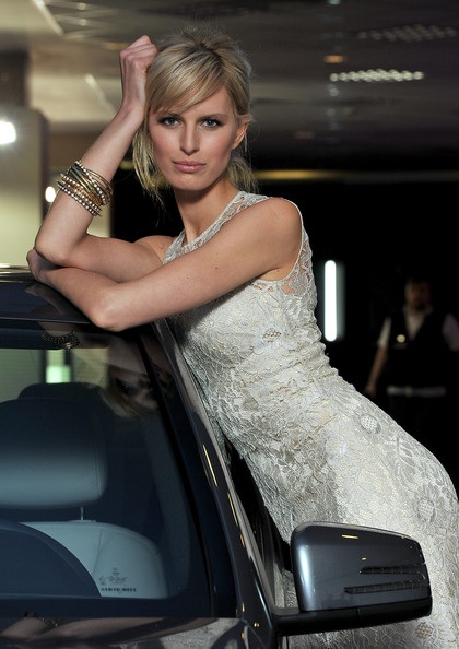 Karolina Kurkova khoe sắc bên xe sang - 6