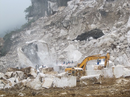 Sập mỏ đá, 3 người thương vong, gần 20 người mắc kẹt - 1 Sập mỏ đá, 3 người thương vong, gần 20 người mắc kẹt - 1