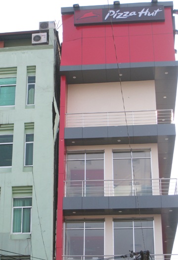 Ngôi nhà 5 tầng bị sập xây dựng vào những năm 1990 -1993 - 2