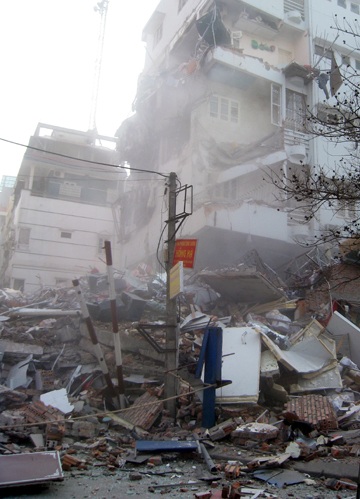 Lập hồ sơ xem xét khởi tố vụ sập nhà 5 tầng - 2