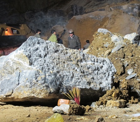 Trắng đêm tìm kiếm thi thể nạn nhân ở mỏ Lèn Cờ - 8