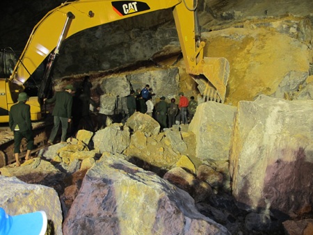 Trắng đêm tìm kiếm thi thể nạn nhân ở mỏ Lèn Cờ - 10