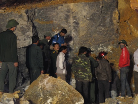 Trắng đêm tìm kiếm thi thể nạn nhân ở mỏ Lèn Cờ - 11