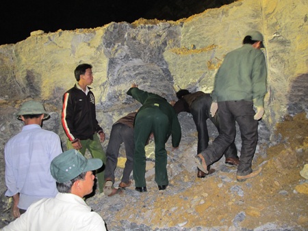 Trắng đêm tìm kiếm thi thể nạn nhân ở mỏ Lèn Cờ - 12