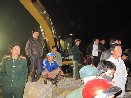 Trắng đêm tìm kiếm thi thể nạn nhân ở mỏ Lèn Cờ - 13