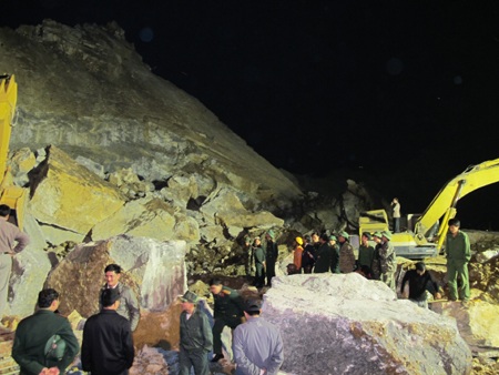 Trắng đêm tìm kiếm thi thể nạn nhân ở mỏ Lèn Cờ - 18