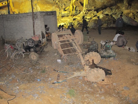 Trắng đêm tìm kiếm thi thể nạn nhân ở mỏ Lèn Cờ - 17