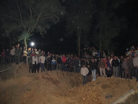 Trắng đêm tìm kiếm thi thể nạn nhân ở mỏ Lèn Cờ - 16