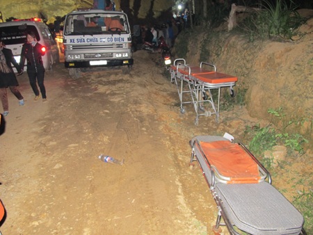 Trắng đêm tìm kiếm thi thể nạn nhân ở mỏ Lèn Cờ - 1