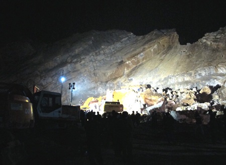 Trắng đêm tìm kiếm thi thể nạn nhân ở mỏ Lèn Cờ - 15