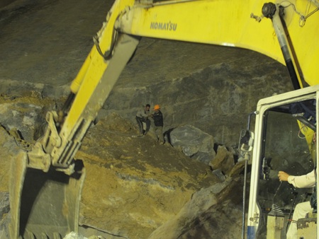 Trắng đêm tìm kiếm thi thể nạn nhân ở mỏ Lèn Cờ - 14