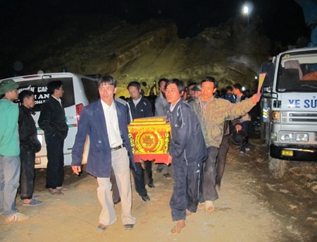 Trắng đêm tìm kiếm thi thể nạn nhân ở mỏ Lèn Cờ - 2