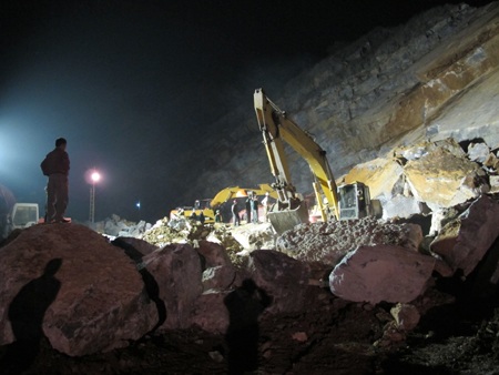 Trắng đêm tìm kiếm thi thể nạn nhân ở mỏ Lèn Cờ - 7