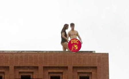 SV Mỹ to gan làm “chuyện ấy” trên nóc trường ĐH - 3 SV Mỹ to gan làm “chuyện ấy” trên nóc trường ĐH - 3