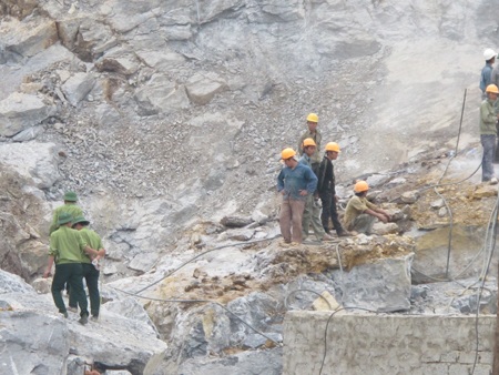 Đã tìm thấy nạn nhân thứ 17 vụ sập mỏ đá Lèn Cờ - 6