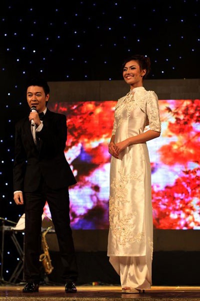 Hồng Quế mặc áo dài trị giá 75 triệu đồng - 1