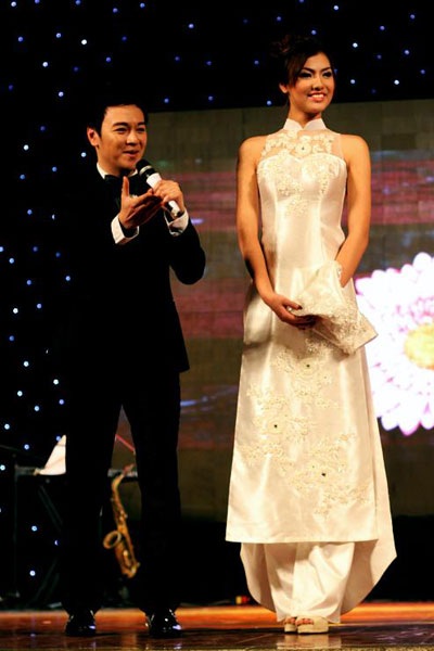 Hồng Quế mặc áo dài trị giá 75 triệu đồng - 2