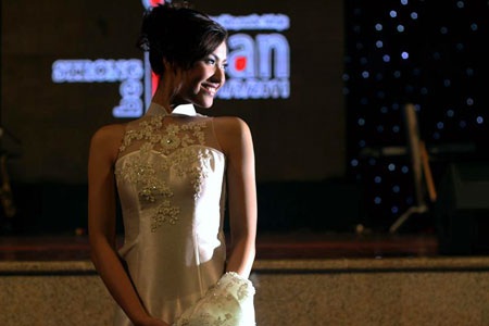 Hồng Quế mặc áo dài trị giá 75 triệu đồng - 7