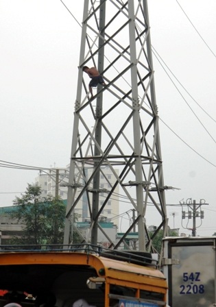 Gần trăm cảnh sát cứu một thanh niên leo cột điện cao thế - 1 Gần trăm cảnh sát cứu một thanh niên leo cột điện cao thế - 1