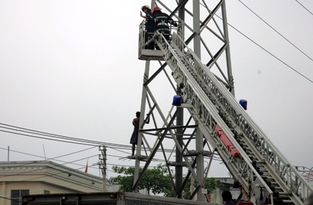 Gần trăm cảnh sát cứu một thanh niên leo cột điện cao thế - 3 Gần trăm cảnh sát cứu một thanh niên leo cột điện cao thế - 3