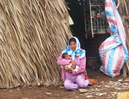 Vụ sản phụ đẻ rơi vì... sinh con thứ 3: Cán bộ y tế cơ sở vô can?   - 1