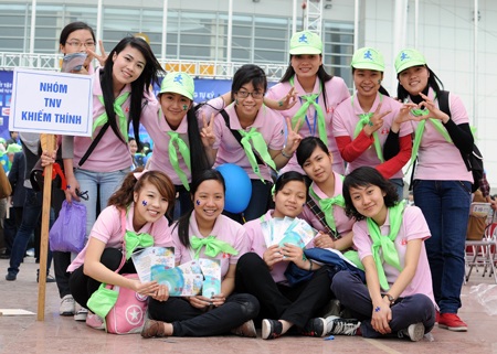 Hoài Anh Mango dễ thương bên các em nhỏ - 4 Hoài Anh Mango dễ thương bên các em nhỏ - 4