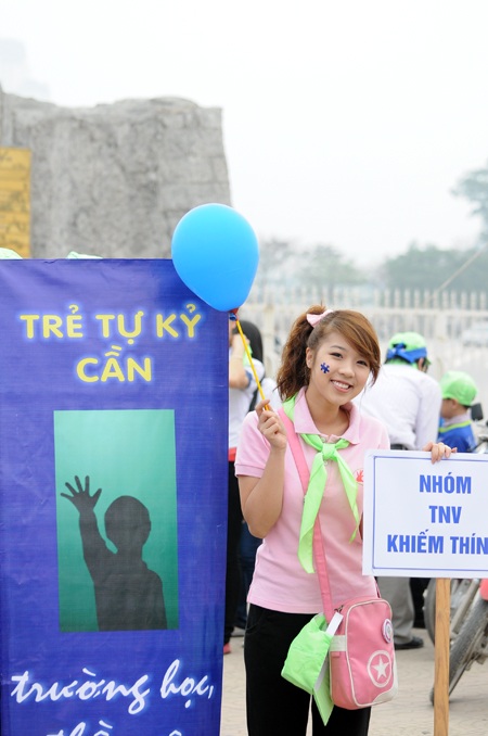 Hoài Anh Mango dễ thương bên các em nhỏ - 13 Hoài Anh Mango dễ thương bên các em nhỏ - 13