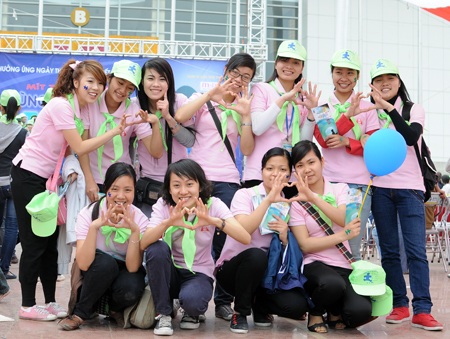 Hoài Anh Mango dễ thương bên các em nhỏ - 5 Hoài Anh Mango dễ thương bên các em nhỏ - 5