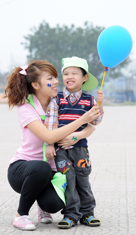 Hoài Anh Mango dễ thương bên các em nhỏ - 7 Hoài Anh Mango dễ thương bên các em nhỏ - 7