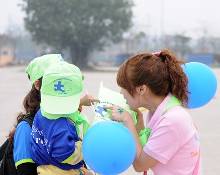 Hoài Anh Mango dễ thương bên các em nhỏ - 9 Hoài Anh Mango dễ thương bên các em nhỏ - 9