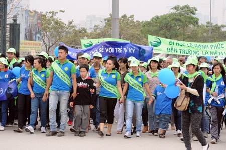 "Cặp đôi" Hà Linh - Ngọc Minh đi bộ vì trẻ tự kỷ - 1