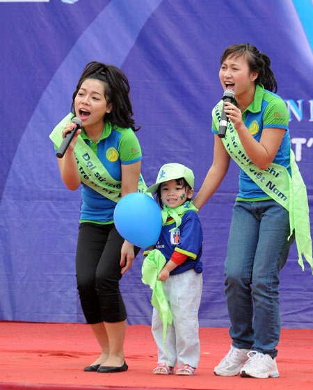 "Cặp đôi" Hà Linh - Ngọc Minh đi bộ vì trẻ tự kỷ - 9