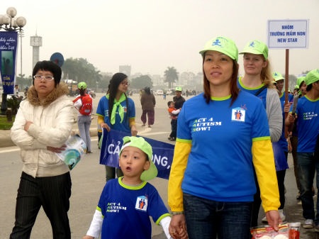 "Cặp đôi" Hà Linh - Ngọc Minh đi bộ vì trẻ tự kỷ - 12