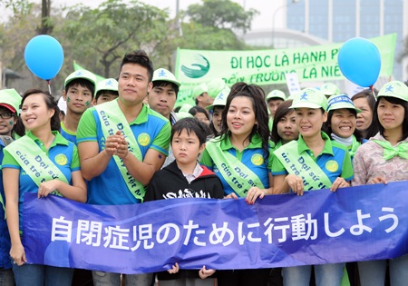 "Cặp đôi" Hà Linh - Ngọc Minh đi bộ vì trẻ tự kỷ - 3