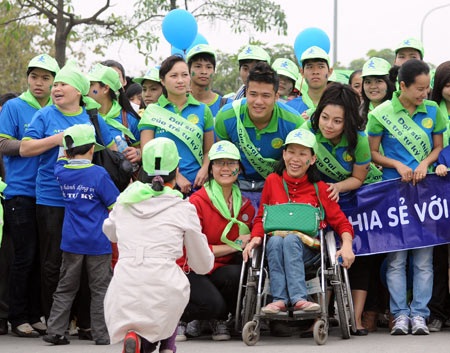 "Cặp đôi" Hà Linh - Ngọc Minh đi bộ vì trẻ tự kỷ - 4