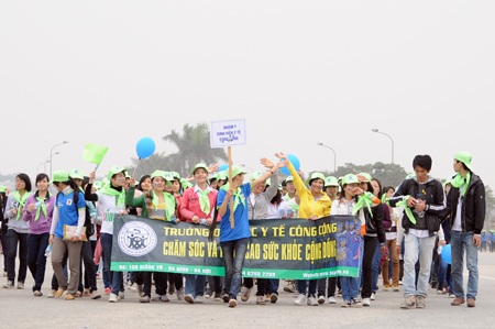 "Cặp đôi" Hà Linh - Ngọc Minh đi bộ vì trẻ tự kỷ - 6