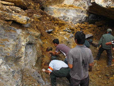 Chuyện ít biết về những người nhặt xác ở Lèn Cờ - 6