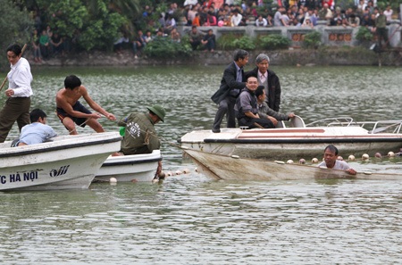 Cụ Rùa đã được an toàn trong bể chữa bệnh - 13