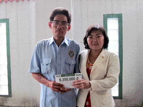 Gia đình cô gái bán vé số chạy thận đã mua được xe máy  - 1