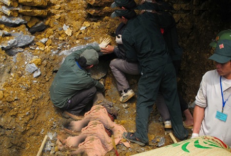 Chuyện ít biết về những người nhặt xác ở Lèn Cờ - 10