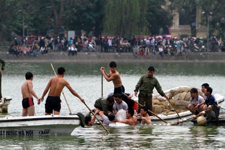 Cụ Rùa đã được an toàn trong bể chữa bệnh - 7