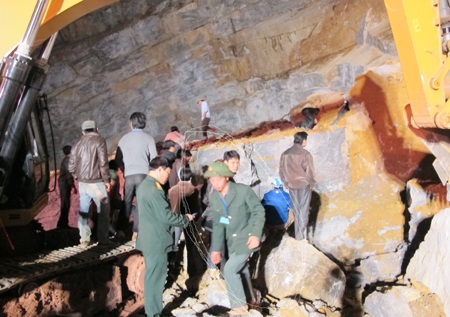 Chuyện ít biết về những người nhặt xác ở Lèn Cờ - 1