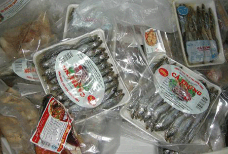 Thực phẩm nhập lậu “biến” thành hàng xịn - 1 Thực phẩm nhập lậu “biến” thành hàng xịn - 1