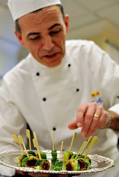 Cung điện Buckingham tất bật chuẩn bị lễ cưới hoàng gia  - 9