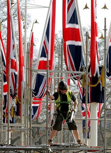 Cung điện Buckingham tất bật chuẩn bị lễ cưới hoàng gia  - 13